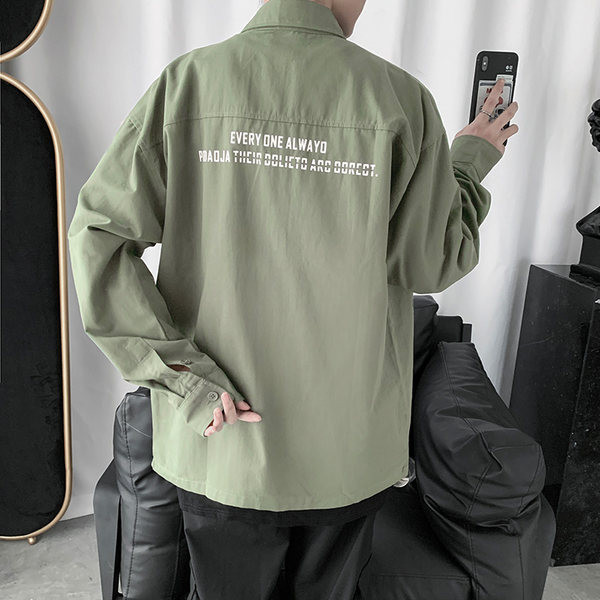 Cămașă de primăvară-vară cu inscripție și element metalic pe buzunar