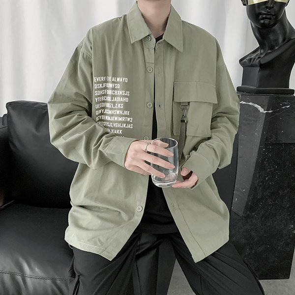 Cămașă de primăvară-vară cu inscripție și element metalic pe buzunar