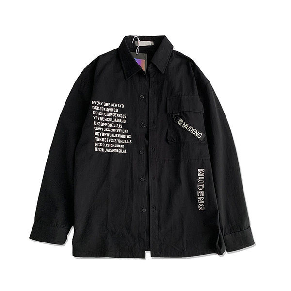 Cămașă de primăvară-vară cu inscripție și element metalic pe buzunar