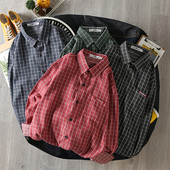 Cămașă bărbătească în carouri cu nasturi și mâneci lungi