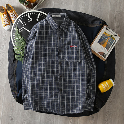 Cămașă bărbătească în carouri cu nasturi și mâneci lungi