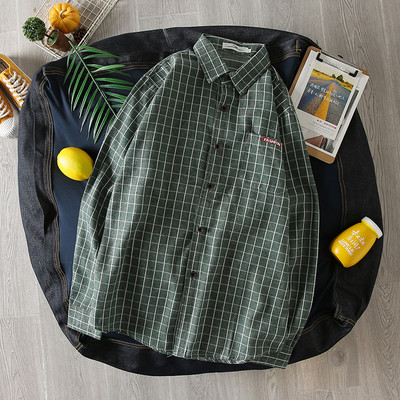 Cămașă bărbătească în carouri cu nasturi și mâneci lungi