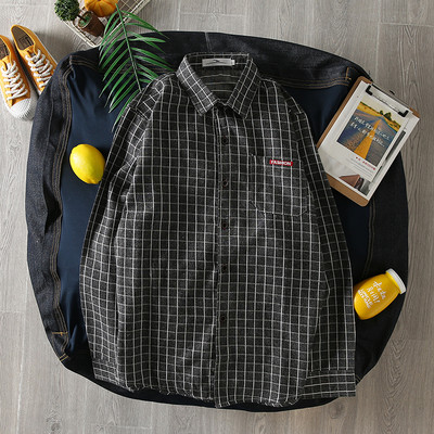 Cămașă bărbătească în carouri cu nasturi și mâneci lungi