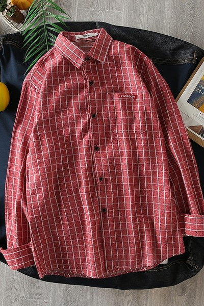 Cămașă bărbătească în carouri cu nasturi și mâneci lungi