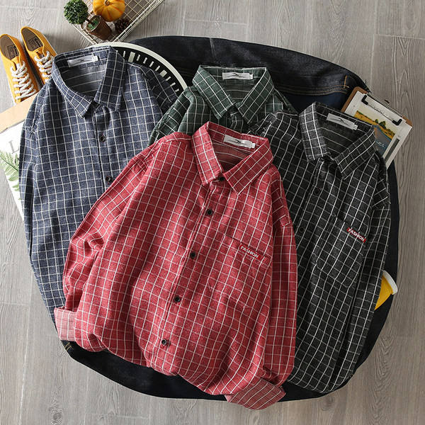 Cămașă bărbătească în carouri cu nasturi și mâneci lungi