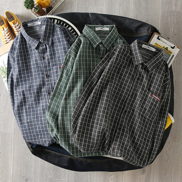 Cămașă bărbătească în carouri cu nasturi și mâneci lungi