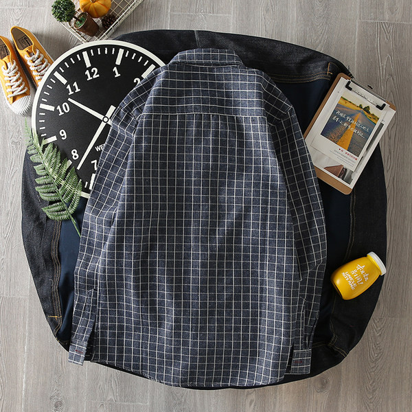 Cămașă bărbătească în carouri cu nasturi și mâneci lungi