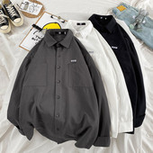 Vienkārša modeļa vīriešu krekls ar kabatām un emblēmu