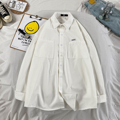 Vienkārša modeļa vīriešu krekls ar kabatām un emblēmu