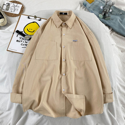 Vienkārša modeļa vīriešu krekls ar kabatām un emblēmu