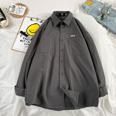 Vienkārša modeļa vīriešu krekls ar kabatām un emblēmu