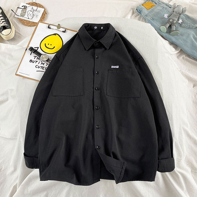 Vienkārša modeļa vīriešu krekls ar kabatām un emblēmu