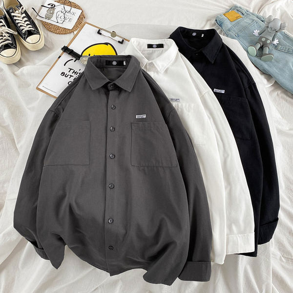 Vienkārša modeļa vīriešu krekls ar kabatām un emblēmu