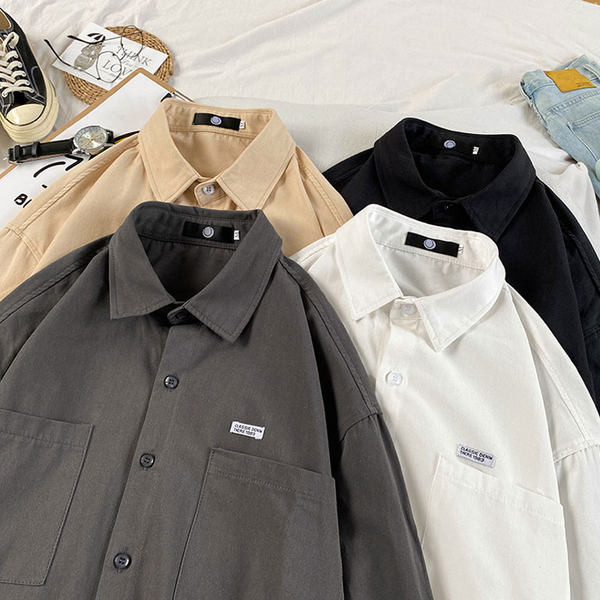 Vienkārša modeļa vīriešu krekls ar kabatām un emblēmu