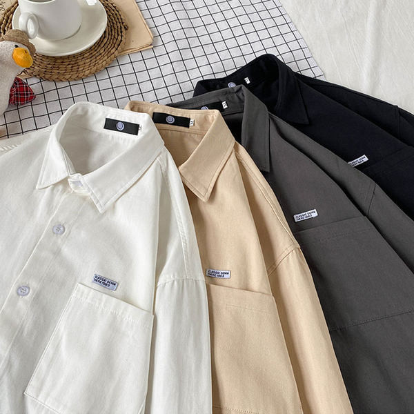 Vienkārša modeļa vīriešu krekls ar kabatām un emblēmu