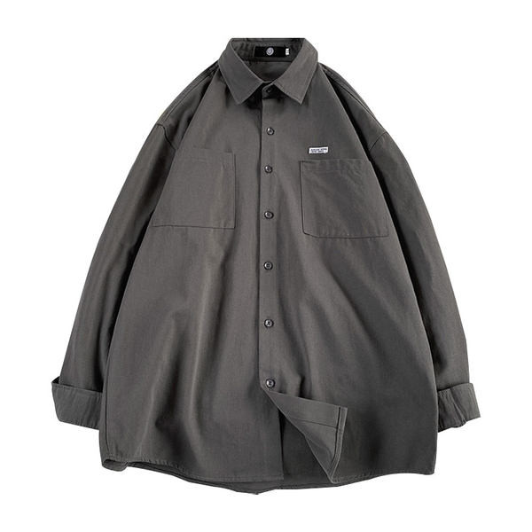 Vienkārša modeļa vīriešu krekls ar kabatām un emblēmu