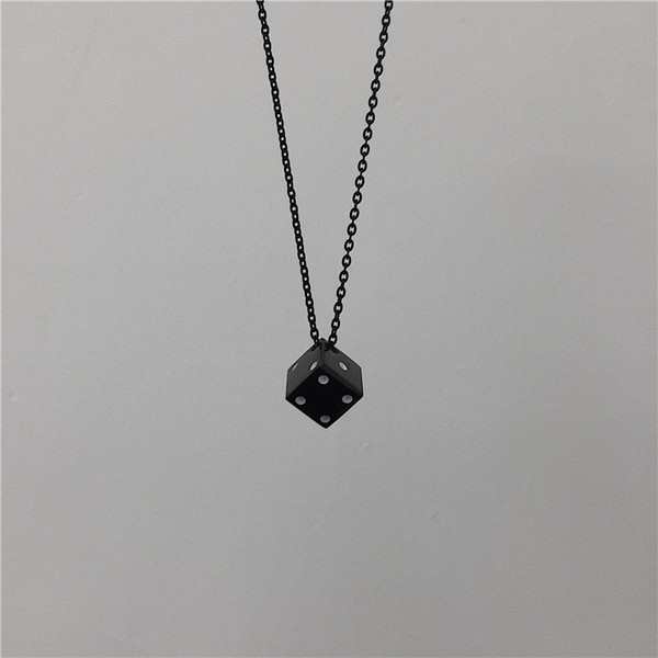 Meeste kaasaegne kett täringu ripatsiga