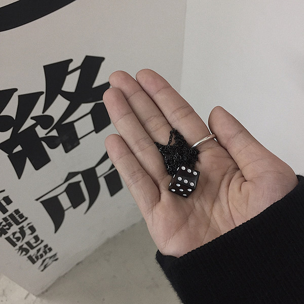 Meeste kaasaegne kett täringu ripatsiga