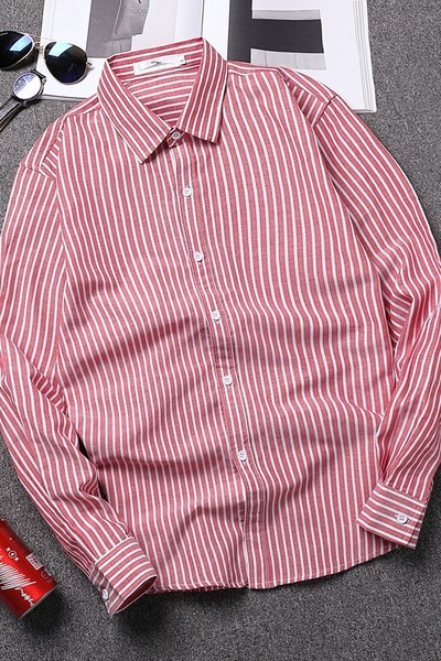 Cămașă bărbătească în dungi cu guler și nasturi clasici