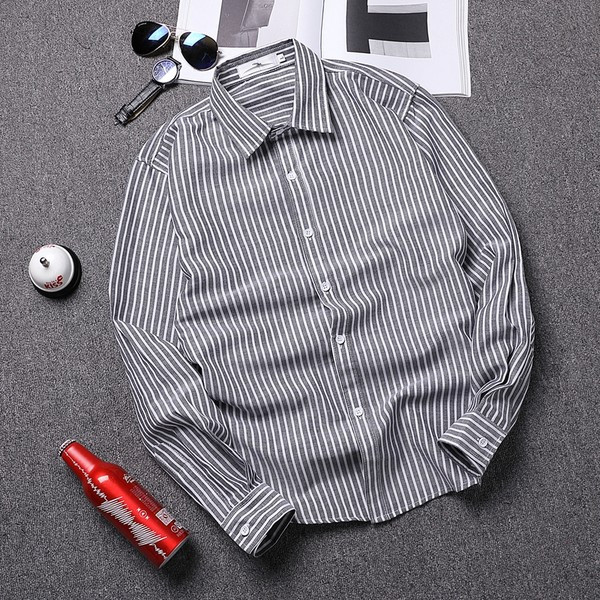 Cămașă bărbătească în dungi cu guler și nasturi clasici