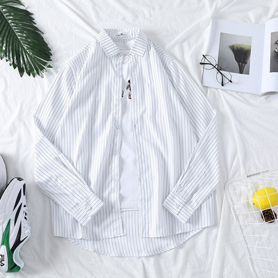 Svītrains vīriešu krekls ar klasisku apkakli un pogām