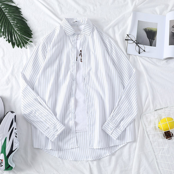 Svītrains vīriešu krekls ar klasisku apkakli un pogām