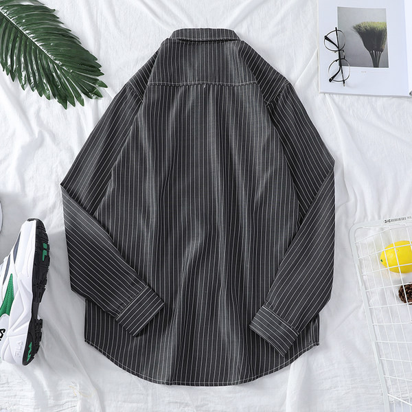 Svītrains vīriešu krekls ar klasisku apkakli un pogām