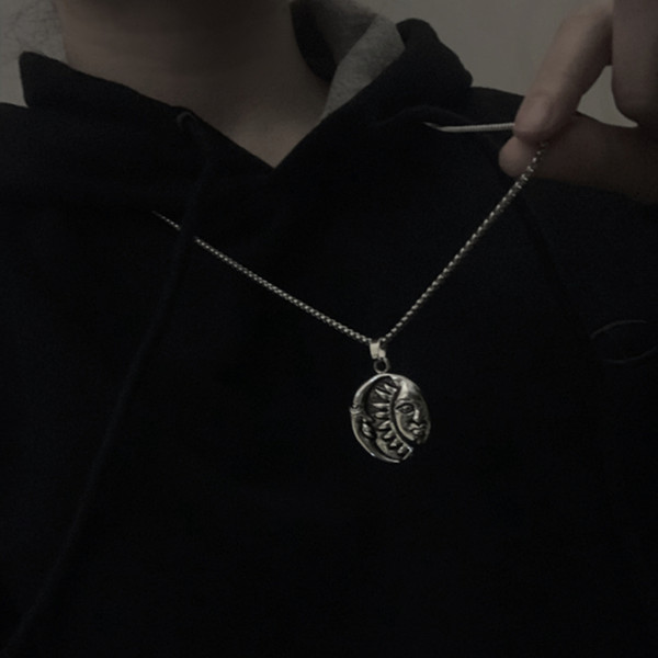 Moderna vīriešu ķēde ar saules un mēness kulonu