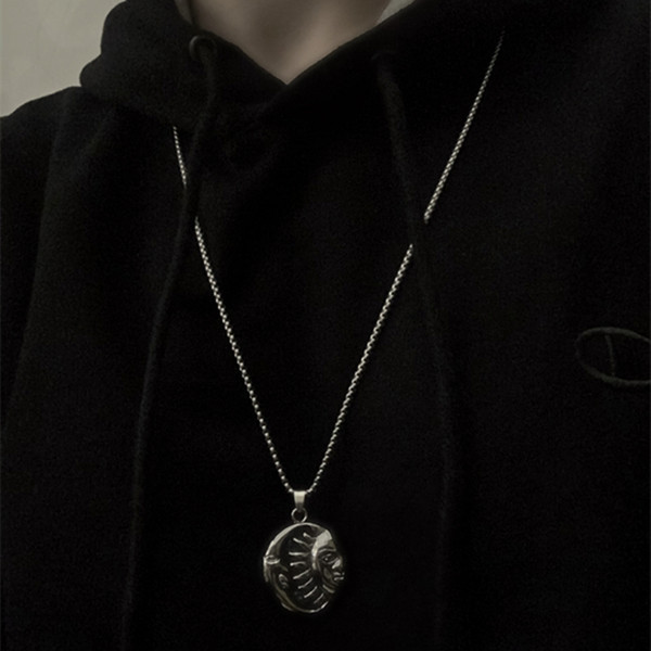 Moderna vīriešu ķēde ar saules un mēness kulonu