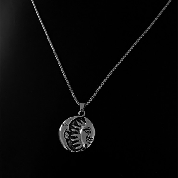 Moderna vīriešu ķēde ar saules un mēness kulonu
