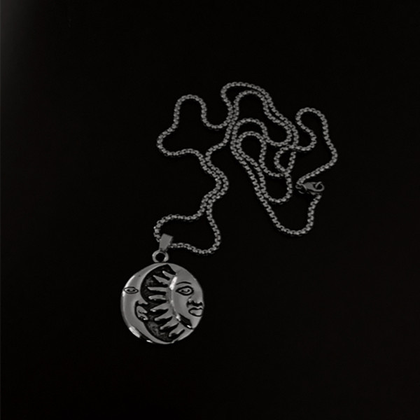 Moderna vīriešu ķēde ar saules un mēness kulonu