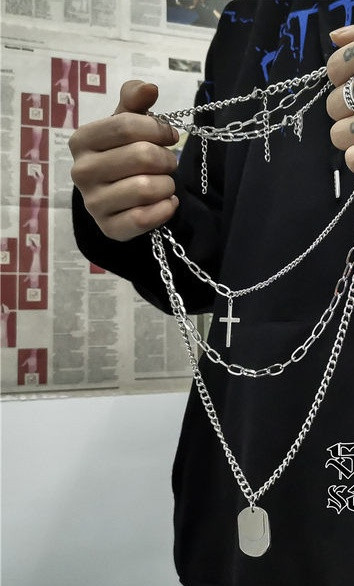 Moderna vīriešu ķēde ar dažādiem piekariņiem