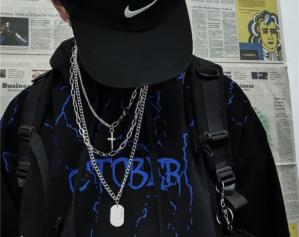 Moderna vīriešu ķēde ar dažādiem piekariņiem