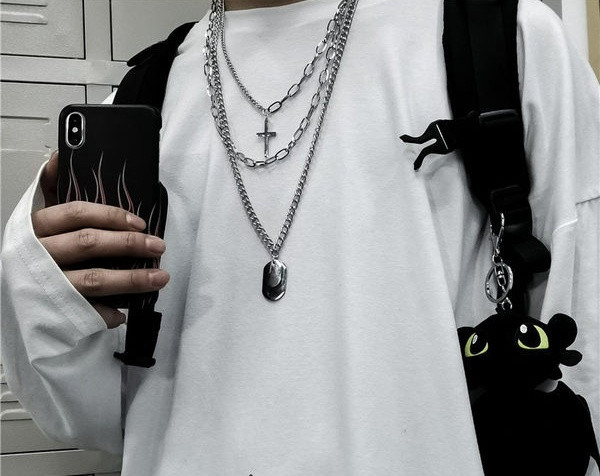 Moderna vīriešu ķēde ar dažādiem piekariņiem