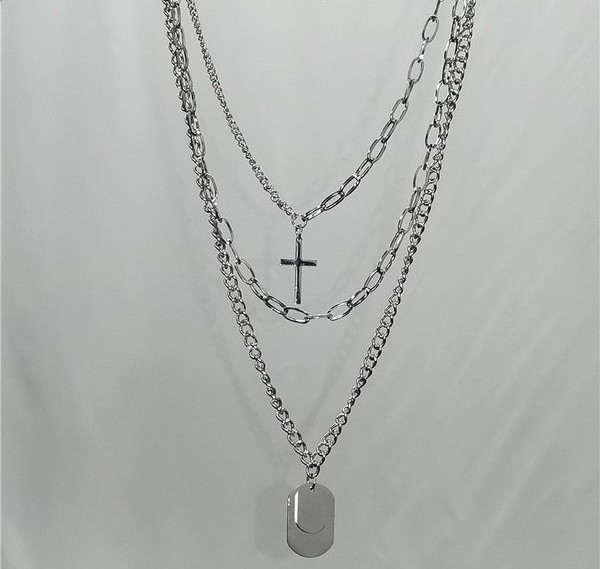 Moderna vīriešu ķēde ar dažādiem piekariņiem