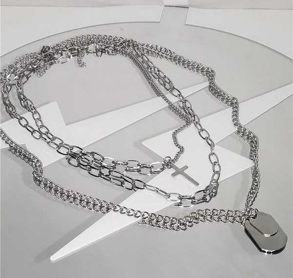 Moderna vīriešu ķēde ar dažādiem piekariņiem