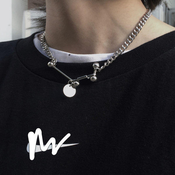 Īsa moderna vīriešu metāla ķēde