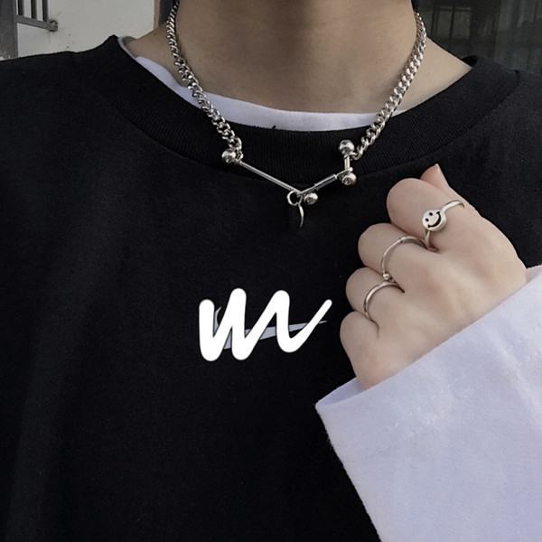 Īsa moderna vīriešu metāla ķēde