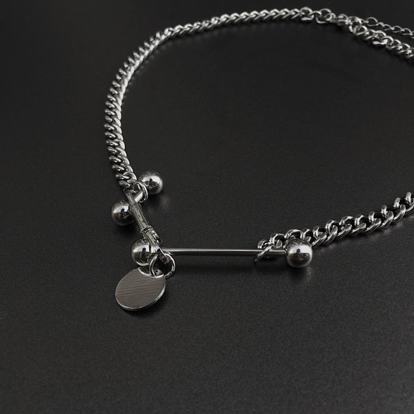 Īsa moderna vīriešu metāla ķēde