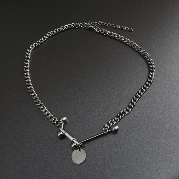 Īsa moderna vīriešu metāla ķēde