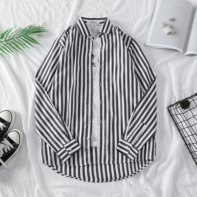 Ριγέ ανδρικό πουκάμισο με κλασικό γιακά και κουμπιά