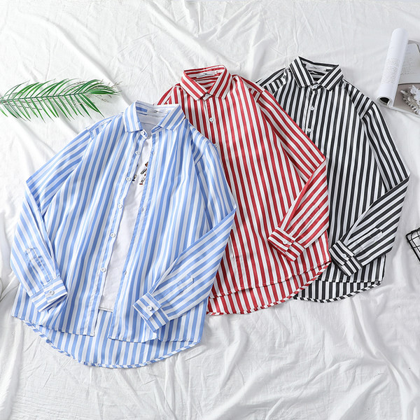 Ριγέ ανδρικό πουκάμισο με κλασικό γιακά και κουμπιά