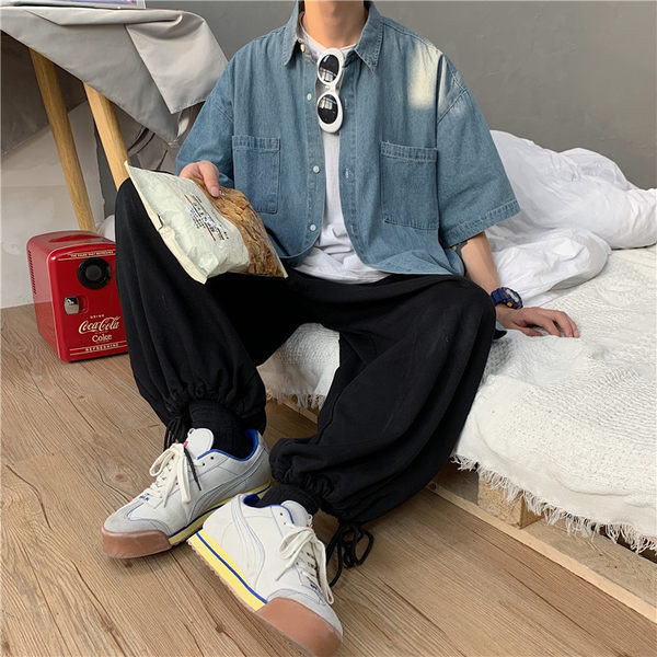 Vīriešu džinsa krekls ar īsām piedurknēm kabatām un pogām