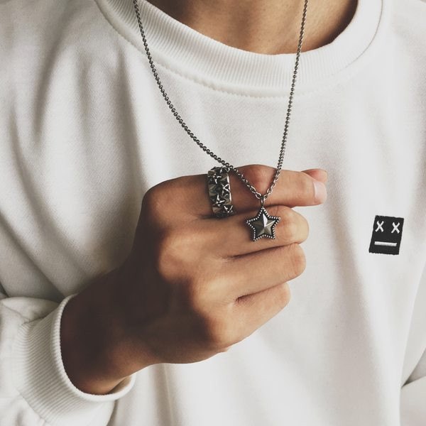 Pašreizējā vīriešu ķēde ar zvaigžņu kulonu