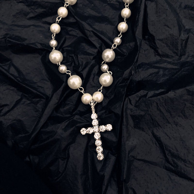Moderna vīriešu ķēde ar dekoratīvām pērlēm un krusta piekariņu