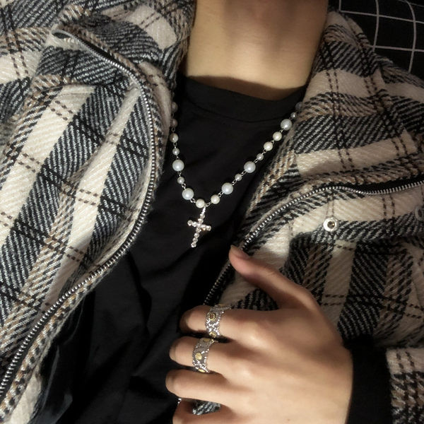 Moderna vīriešu ķēde ar dekoratīvām pērlēm un krusta piekariņu