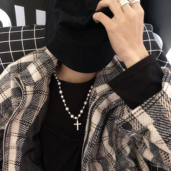 Moderna vīriešu ķēde ar dekoratīvām pērlēm un krusta piekariņu