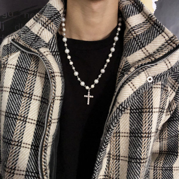 Moderna vīriešu ķēde ar dekoratīvām pērlēm un krusta piekariņu