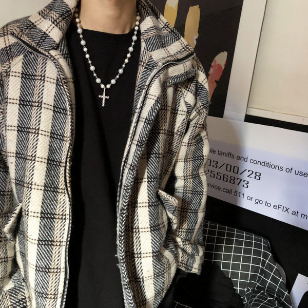 Moderna vīriešu ķēde ar dekoratīvām pērlēm un krusta piekariņu