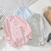 Cămașă bărbătească în dungi cu guler și nasturi clasici